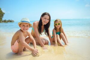Proteger la piel del sol con propóleo familia en la playa con fotoprotector natural